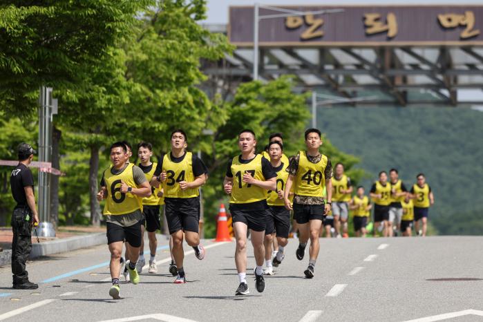 9일 육군특수전사령부에서 진행된 ‘제8회 헬스뿜뿜 기초체력 경연대회’에 참가한 장병과 군무원들이 3㎞ 뜀걸음을 하고 있다. 육군 제공