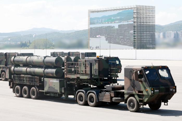 한국형 미사일방어체계의 핵심전력인 장거리 지대공유도무기(L-SAM)는 올해 전반기 내 개발이 완료될 예정이다. 사진은 지난해 국군의날 행사 미디어데이에서 L-SAM 모습. 김병문 기자