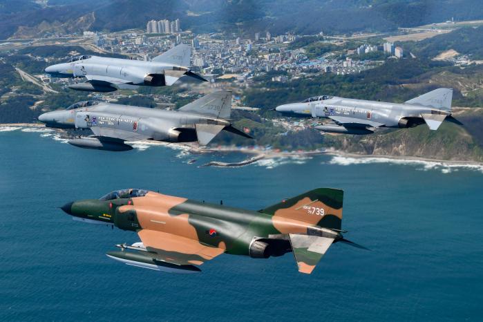 퇴역을 앞둔 공군 F-4E 팬텀 전투기들이 국토순례 비행에 나서 동해안 상공을 날고 있다. 공군 제공