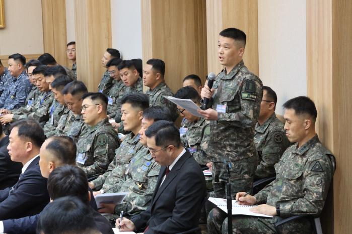 ‘지휘관 임무 전념여건 보장을 위한 대토론회’에 참석한 부대장이 의견을 제시하고 있다.