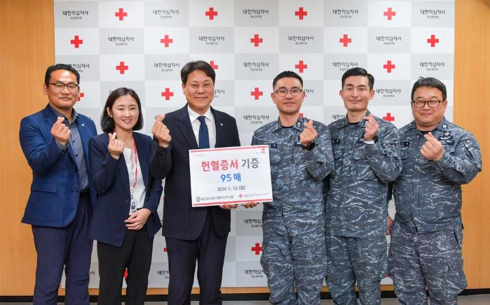 해군잠수함사령부 이억기함 승조원들이 헌혈증 95장을 하재성(왼쪽 셋째) 경남혈액원장에게 전달하고 기념사진을 찍고 있다.  사진 제공=김용헌 상사