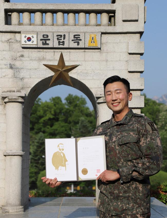 꾸준한 헌혈로 희망을 나눠온 육군1공병여단 정작참모처 조영래 대위가 헌혈유공장 금장을 들고 있다.  부대 제공