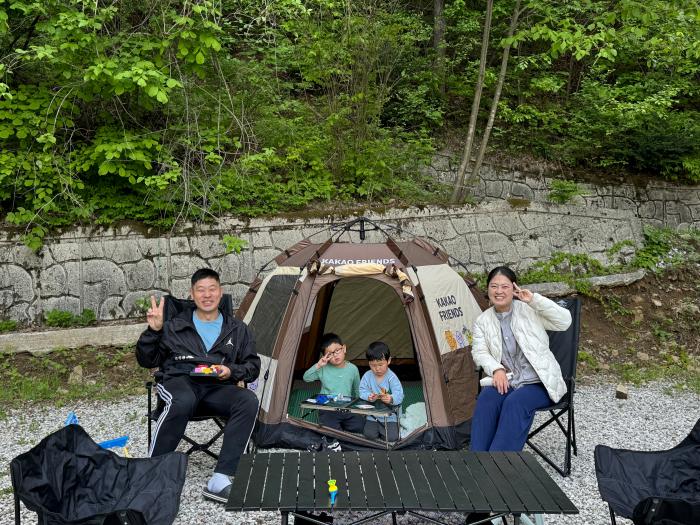 육군36보병사단이 최근 개최한 가족 사랑 힐링 캠프에서 김희환(맨 왼쪽) 상사 가족이 즐거운 한때를 보내고 있다. 부대 제공