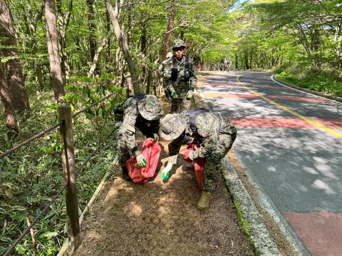 육군특수전사령부 독수리부대 장병들이 지난 14일 제주시 한라산국립공원에서 쓰레기를 수거하고 있다. 부대 제공