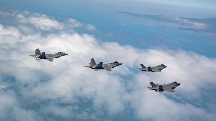 16일 우리 공군 F-35A 전투기와 미 공군 F-22 전투기가 한반도 상공을 비행하고 있다. 공군 제공