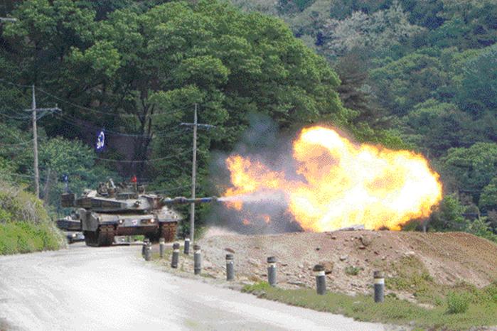 육군수도기계화보병사단 승호대대 K1A2 전차가 강원도 철원군 지포리 사격장에서 화염을 내뿜으며 포탄을 발사하고 있다. 부대 제공