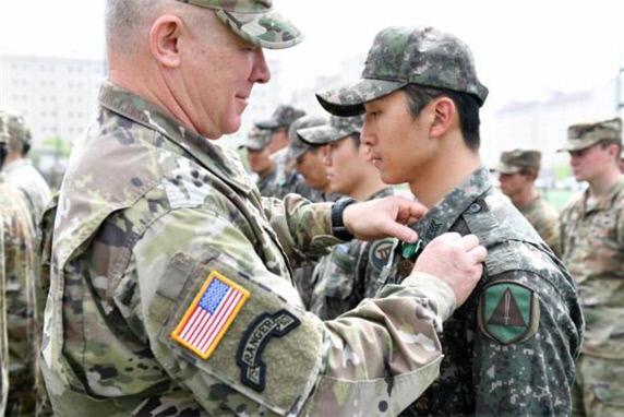육군수방사 김형준 상사가 폴 러캐머라 한미연합군사령관으로부터 휘장을 받고 있다. 부대 제공