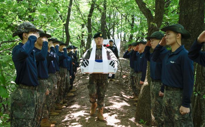 육군55보병사단 장병들이 지난 2일 국군으로 추정되는 유해를 찾아 임시 봉안소로 봉송 중 거수경례로 예를 갖추고 있다. 사진 제공=김윤수 군무주무관