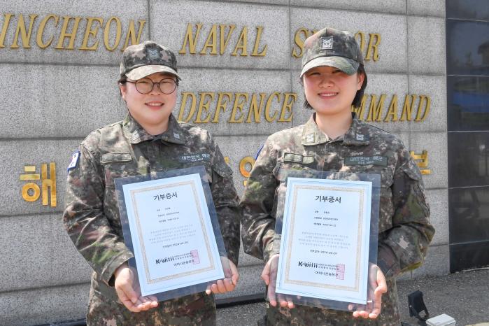 해군인천해역방어사령부 박현진(오른쪽), 진한별 중사.