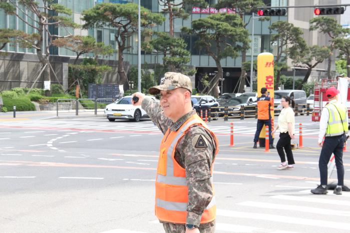 지난 17일 서울 용산 로카우스호텔에서 열린 민·관·군 합동 긴급구조 종합훈련에서 육군인사사령부 장병이 대피로를 안내하고 있다. 육군 제공