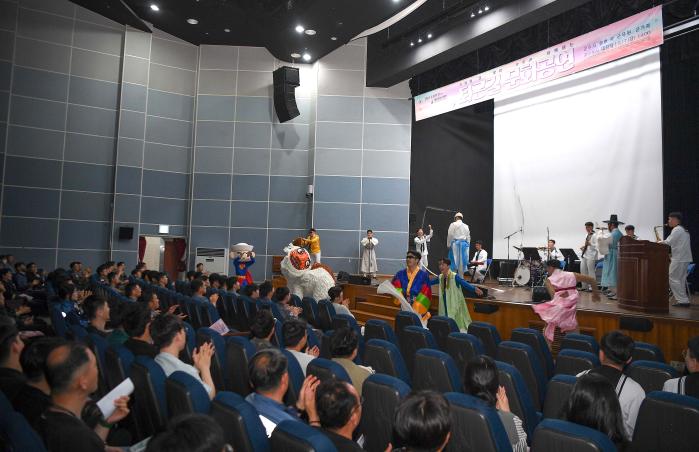 가정의 달을 맞아 열린 퇴근길 문화공연에서 해군교육사령부 군악대 장병들이 열정적인 무대를 선보이고 있다. 부대 제공