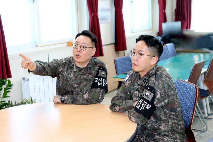 형 송재준(왼쪽·소령) 육군12보병사단 상승향로봉여단 GOP대대 작전과장과 동생 송재호(소령) 3포병여단 포병대대 작전과장이 함께 이야기를 나누고 있다. 부대 제공