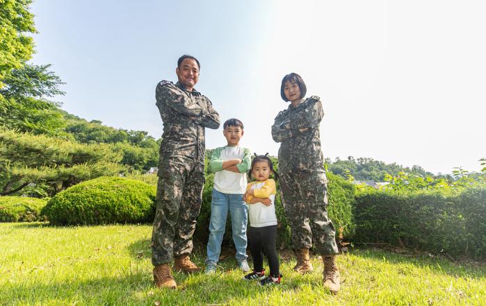 태권도로 만나고 사랑을 키운 부부인 육군52보병사단 김영민(왼쪽) 상사와 김미선(오른쪽) 중사가 자녀들과 함께 포즈를 취하고 있다.  사진 제공=조용수 대위