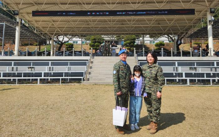 한빛부대 김준현(왼쪽) 육군상사와 육군특수전사령부 이향란 소령 부부가 자녀와 사진을 찍고 있다. 부대 제공