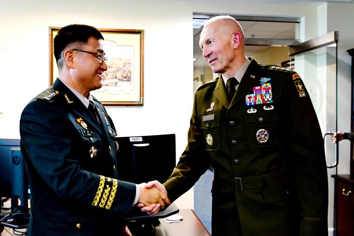 박안수(왼쪽) 육군참모총장이 미국 국방부(펜타곤)를 방문해 랜디 조지 미 육군참모총장과 양국 육군의 교류협력 방안 등을 논의했다. 육군 제공