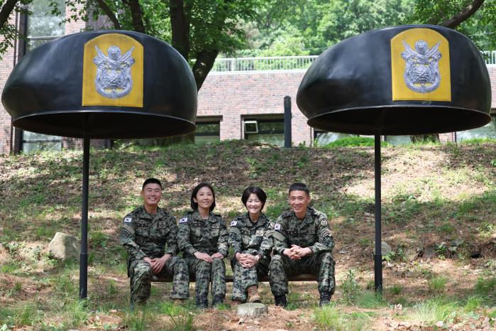 5월 21일 부부의 날을 맞아 한자리에 모인 육군특수전사령부 귀성부대의 대표 부사관 부부 두 쌍이 웃고 있다. 왼쪽부터 배병현·고다은 상사 부부, 김정아 원사·박성화 원사(진) 부부. 양동욱 기자