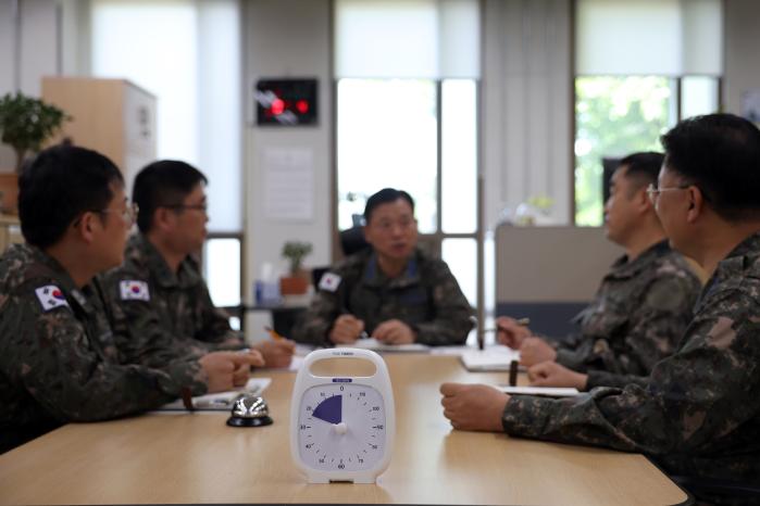 합참 인사부 부서원들이 효율적인 회의문화 조성을 위해 타이머를 사용하며 회의를 하고 있다.