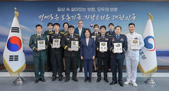 강정애(앞줄 가운데) 국가보훈부 장관이 21일 오후 서울 용산구 서울지방보훈청에서 열린 ‘명예로운 보훈가족’ 기념패 증정식에 참석해 명예로운 보훈가족 후손들과 기념촬영을 하고 있다. 보훈부 제공