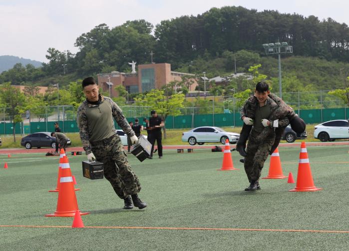 21일 육군특수전사령부에서 열린 ‘제8회 헬스뿜뿜 전투체력 경연대회’에 참가한 장병들이 전장순환운동 종목을 하고 있다. 육군 제공