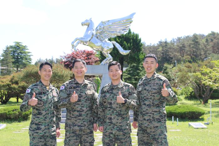 왼쪽부터 육군특수전사령부 천마부대 이현석·금봉석 상사, 김동현 대위, 김영삼 상사가 엄지를 들어 보이고 있다. 사진 제공=김지원 하사