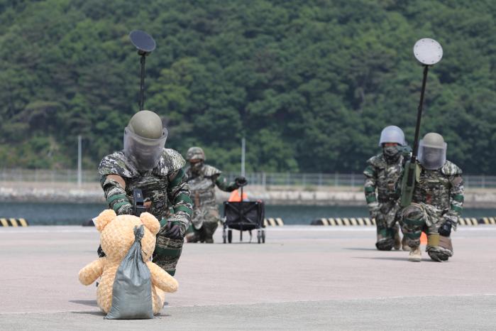 합참이 22일 진해 해군기지에서 주관한 연합·합동 EOD 훈련에서 장병들이 육·해·공에서 발생한 폭발물을 안전히 처리하고 있다. 육지에서…해병대 위험성폭발물개척팀은 부두에서 발견된 의심물체를 식별