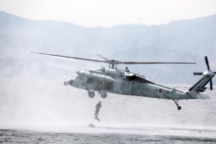 하늘에서…해군 장병들은 바다 위 부유 기뢰를 제거하기 위해 UH-60 헬기에서 강하