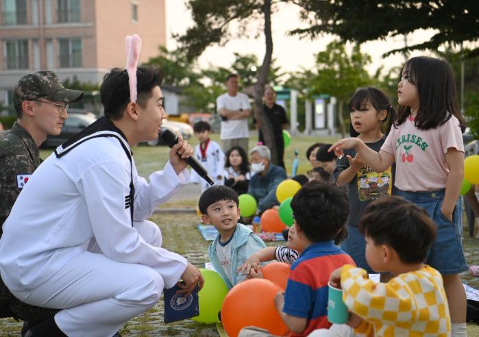 해군3함대 관사에서 열린 찾아가는 작은 음악회에서 군악대 장병이 아이들과 함께 노래를 부르고 있다 부대 제공