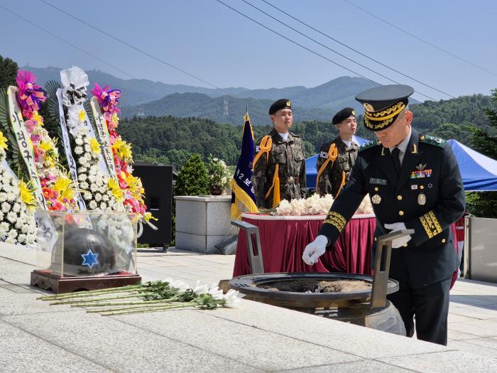 용문산대첩 73주년 기념행사에서 김진성 육군6보병사단장이 분향하고 있다. 부대 제공