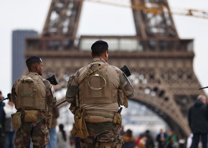 2015년 IS와 연계된 테러리스트들이 자행한 파리 테러 이후 프랑스는 유럽 국가 중 처음으로 IS의 주요 거점인 시리아 북부 락까에 대규모 공습을 단행했다. 사진은 지난 3월 프랑스 파리 에펠탑 인근 트로카데로 광장을 무장한 프랑스 군인들이 순찰하는 모습. 연합뉴스
