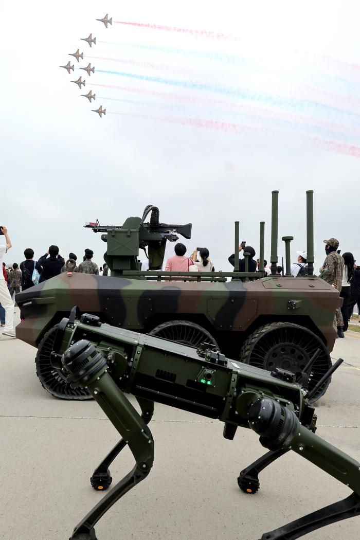 공군 블랙이글스의 축하비행이 벌어지는 가운데 육군 아미타이거시범여단 장비들이 전시돼 있다.