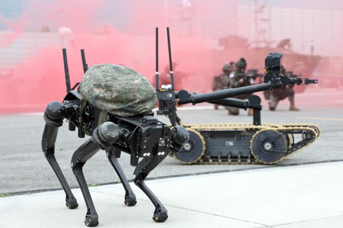 드론봇 페스티벌 개막식에서 선보인 육군25사단 아미타이거시범여단의 장비들.