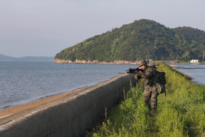 해병대2사단 볼음소초 장병들이 볼음저수지 일대를 정밀탐색하고 있다.