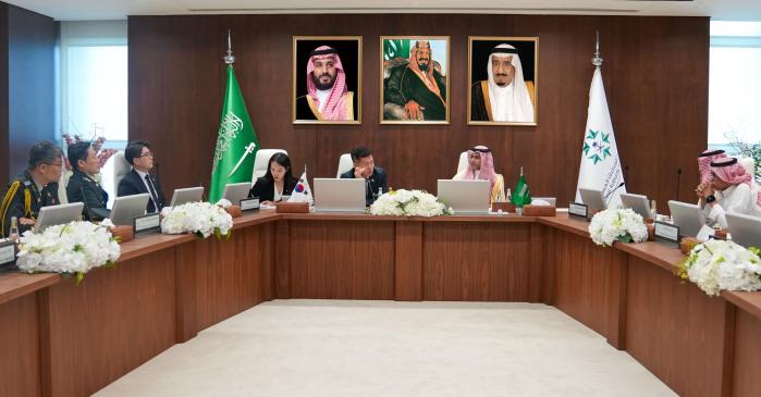 사우디아라비아를 방문한 석종건(가운데 왼쪽) 방사청장이 살레 알 아킬리(가운데 오른쪽) 사우디 군수산업청 부청장과 대규모 방산 협력 방안을 논의하고 있다. 방사청 제공