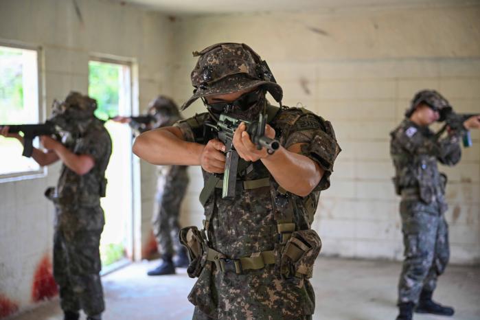 다중통합 레이저 교전체계 장비를 착용한 해군 군사경찰 장병들이 모의교전 훈련을 하고 있다. 사진 제공=최민기 하사