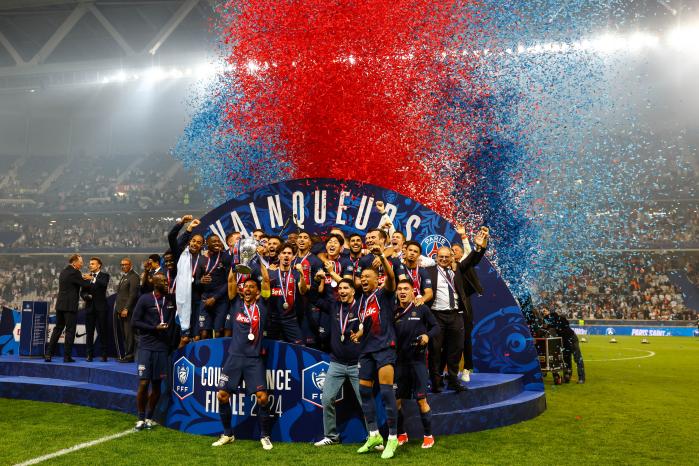 파리 생제르맹(PSG) 선수들이 2023-2024 프랑스컵 우승 트로피를 들어 올리며 기뻐하고 있다.