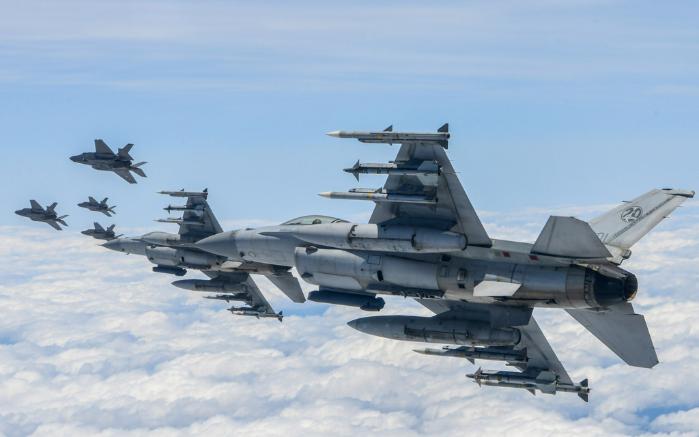 우리 공군 F-35AㆍKF-16 편대가 공격편대군 비행훈련 및 타격 훈련을 하고 있다.