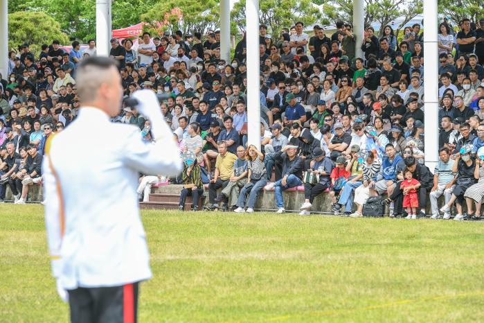 27일 해병대교육훈련단에서 열린 신병 1306기 입영문화제에서 군악대 장병이 공연하고 있다. 사진 제공=최태준 하사