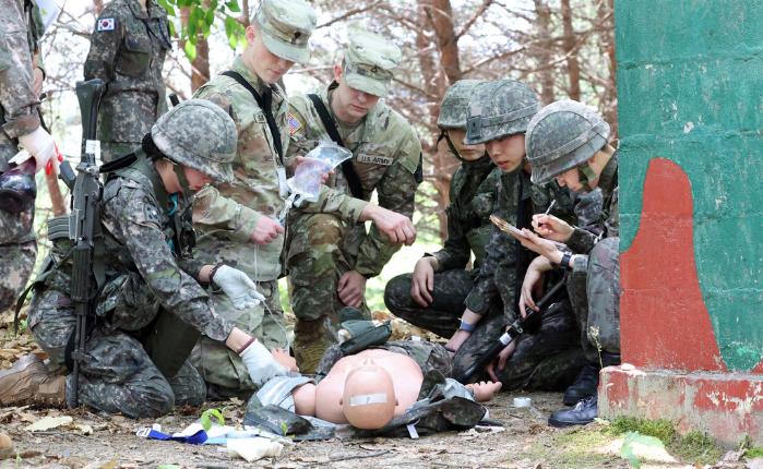 28일 대전시 국군의무학교 훈련장에서 진행된 한미 연합 의무종합훈련에서 한미 장병들이 함께 인체모형(더미)을 활용한 응급처치를 하고 있다.