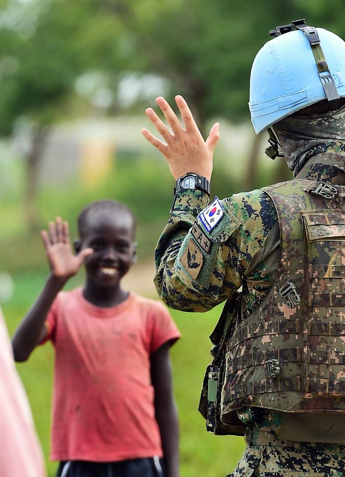 남수단에 파병된 한빛부대 장병이 어린이와 인사하고 있다. 국방일보DB
