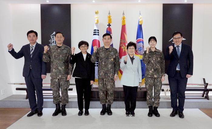 28일 계룡대 해군본부에서 열린 해군-한국양성평등교육진흥원 업무협약 체결식에서 양용모(가운데) 해군참모총장을 비롯한 참석자들이 파이팅을 외치고 있다. 해군 제공