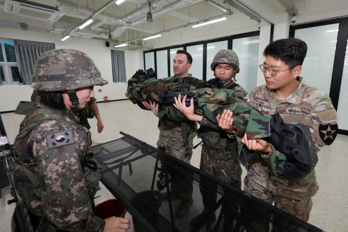 화학전하 대량전상자처치 상황에서 절차를 숙달하는 한미 장병들.