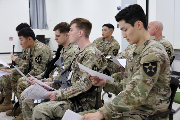 훈련 돌입에 앞서 일정에 관한 설명을 듣는 미군 장병들의 모습.