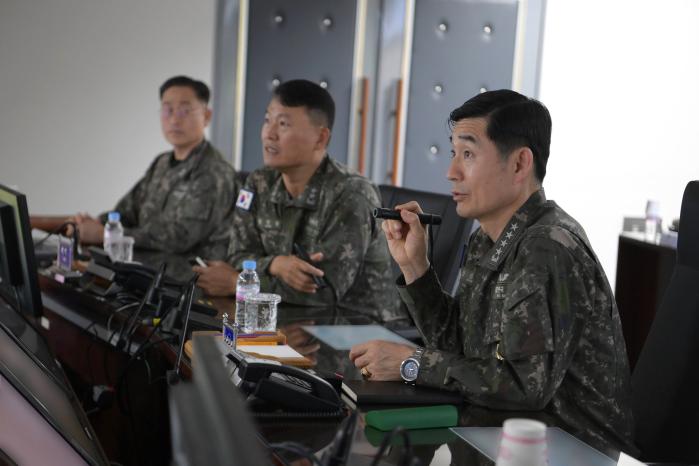 양용모(오른쪽) 해군참모총장이 29일 해군2함대에서 작전현황을 보고받은 뒤 군사대비태세를 점검하고 있다. 해군 제공