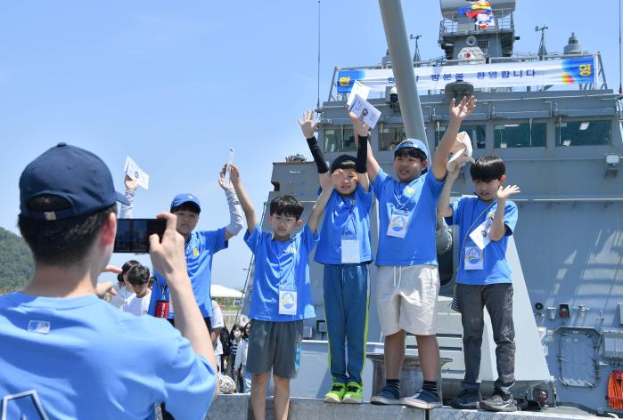 대한민국 글로컬 미래교육박람회 현장을 찾은 참관객들이 호위함 광주함 함수에서 기념사진을 찍고 있다. 부대 제공