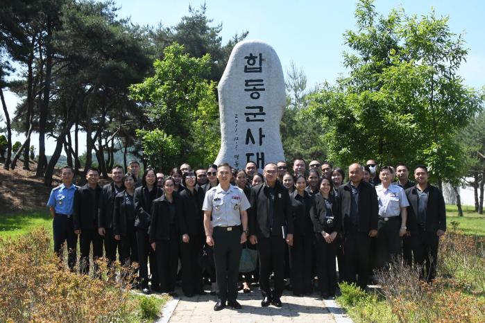 29일 합동대 본교를 방문한 태국 왕립군 합동대 일행이 기념사진을 촬영하고 있다. 사진제공=손수연 대위