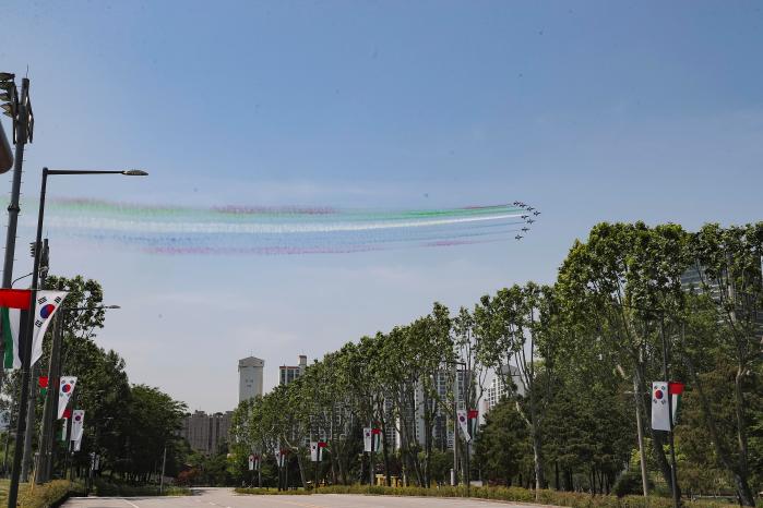 공군 특수비행팀 블랙이글스가 대통령실 잔디마당에서 열린 공식 환영식을 위해 축하비행을 하고 있다. 이경원 기자