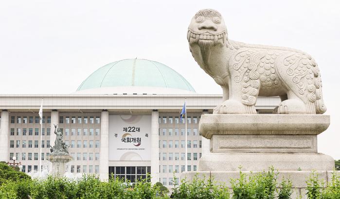 22대 국회가 개원한 30일 서울 여의도 국회 본청에 걸린 축하 현수막이 보인다. 연합뉴스