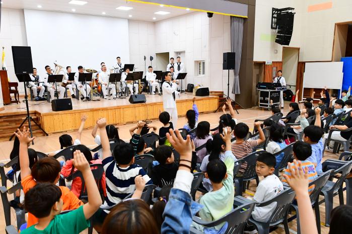 해군7전단 군악대가 제주 법환초등학교에서 위문 공연을 하고 있다. 사진 제공=최호진 상사