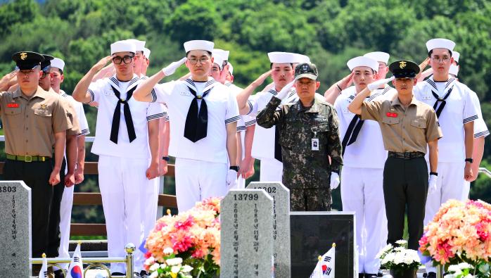 해군이 호국보훈의 달을 맞아 실시한 해군·해병대 모범장병 격려 행사에서 국립대전현충원 서해수호 55용사 묘역을 찾은 김인호 해군본부 인사참모부장과 장병들이 호국영웅을 기리며 경례하고 있다. 해군 제공