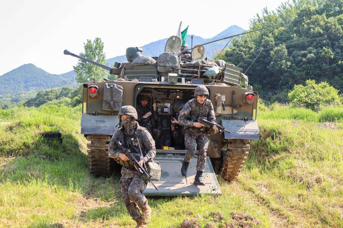 육군11기동사단 예비군 동원훈련에 참여한 현역과 예비역들이 전술집결지 점령을 위해 K21 보병전투장갑차에서 하차하고 있다. 사진 제공=홍유현 중사